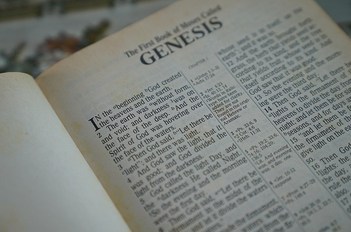 不同聖經學者對創世紀1-3章有不同的見解，由靠從字面理解，去到認為它們只是表達一些 concepts（例如：世界和人是神創造的）而篇做出來的「神話故事」。請問天主教怎樣看創世紀1-3章？如果我們教導小孩子時，如何能簡單但又正確地解釋創世紀1-3章