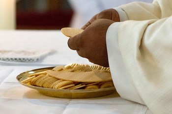 彌撒聖祭中的聖體聖事就等於耶穌在加爾瓦略山上的祭獻，而最後晚餐又是世界上第一台彌撒—當時耶穌說：「這是我的身體⋯⋯這是我的血⋯⋯」那既然耶穌已經在最後晚餐建立了聖體聖事，「奉獻」了自己，為什麼仍要釘十字架？次序不是應該調轉嗎？先釘十字架，復活後再建立聖體聖事。