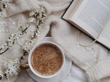 程神父你好，請問你我每天早上在吃早餐同時在閱讀聖經是否可以？