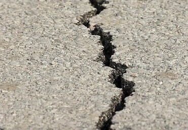 神父你好！最近我和家人外出探親。在行程前，因為聽說目的地（處於地震帶）最近有地震的風險，於是在行程前在聖堂祈求上主賜旅途平安，並請聖猶達宗徒代禱，也有誦念聖猶達宗徒九日敬禮。感謝天主使我們全程平安度過。因為回來之後幾天後當地發生了一次小型有感地震，我偶然搜尋當地官方有感地震記錄，發現當月惟在行程以及前後幾天完全沒有有感地震的記錄。我翻查了其他官方可靠的記錄，也是如此。 神父，因為我在舊約經文中看見人們會向上主還願謝恩，請問我應該如何向上主還願謝恩呢？聽說有人在請聖猶達宗徒代禱後，在報章（公教報）上登報感謝聖猶達宗徒代禱。我也看見聖堂有一些請神父獻彌撒的信封。此外，我應該如何感謝聖猶達宗徒的代禱呢？我尚不是教友，因個人原因目前也不是慕道者，但有每日祈禱、閲讀當日聖言和釋義，最近也有參與彌撒。 另外，在我決定向你請教之前的一天，在即將睡著的時候，突然在腦海浮現了依撒意亞先知書第12章第5節，然後醒來了，翻查聖經，發現是一節非常美好的詩歌；於是我決定向上主還願謝恩。 感謝上主幫助我們平安順利結束行程。 望神父指教，感謝！主佑！