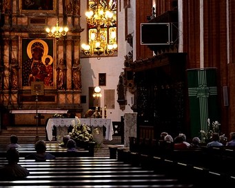 我是一個新教徒，想請問 Missa Tridentina 和 Novus Ordo 之間的差別是什麼，以及在梵二後教廷如何看待因為堅持脫利騰彌撒而選擇自立教宗的天主教會呢？（比如帕爾馬爾天主教會）