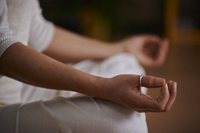 程神父: 近年我有機會學習天主教的默觀祈禱，發覺這祈禱方式跟多年前接觸過的氣功和近年接觸的生命自覺課程很類近，都是要先靜下來，覺察自己的身體狀況，盡量空白自己的思想，然後看看自己內在有什麼反應或收到什麼訊息。請問這些都是屬於新紀元的事情嗎？教友應否參與？