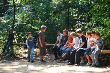 請問我該如何成立一個天主教youth group/ministry？我自己是一名青年，來了英國幾年發現很多青少年覺得去聖堂是無聊的事，本堂神父搞的青少年活動的確沒可能吸引今時今日的青年了。我打算以吸引到青年人的方法舉辦一些聚會和活動但我又不知道要從何而開始，我的目標就是令他們不再覺得去聖堂是無聊的並且一起深入研究聖經和天主教教理。 PS. 青年是指中學生