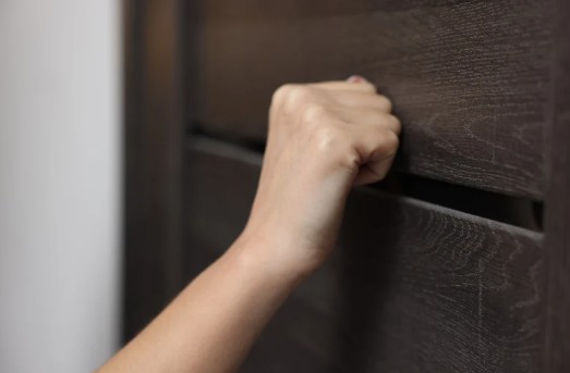 神父你好，請問住酒店，入房前敲門是迷信行為還是風俗習慣呢？房間裡會否有靈魂存在呢？有時候房屋會有怪現象，是不是魔鬼騷擾，咁我哋又可以點做呢？感謝！