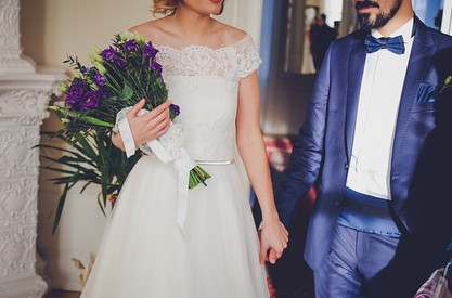 我是天主教徒,我男友是非教友,不是基督徒。我們是有計劃要結婚,但是在婚前性行為下懷孕了。想詢問若想要在教堂結婚是可以的嗎?是否可以繼續參與彌撒、領聖體、聖血?需要準備與注意什麼嗎?